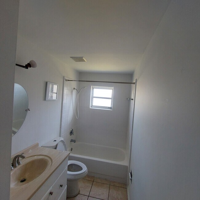 Building Photo - 1213 SW 48th Ter