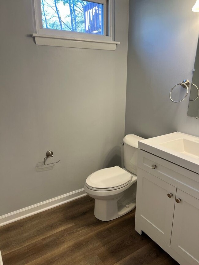 Building Photo - Renovated Rambler Close to METRO, Parks, &...