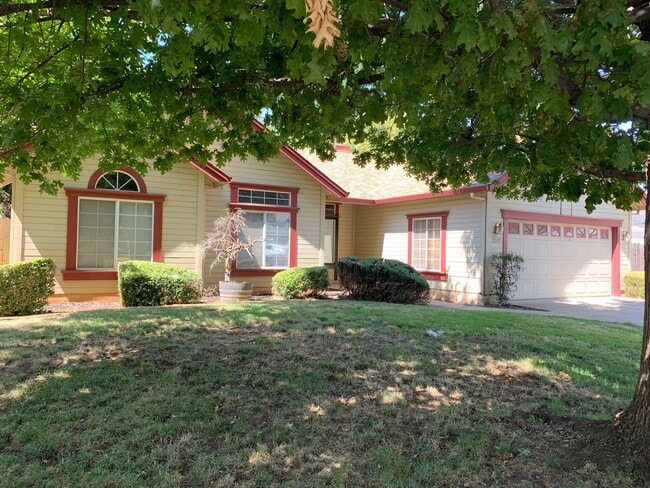 Building Photo - Perfect Location! Steps to schools, Upper Park and Wildwood Park. 3 Bedroom 2 Bath PARTIALLY FURN...