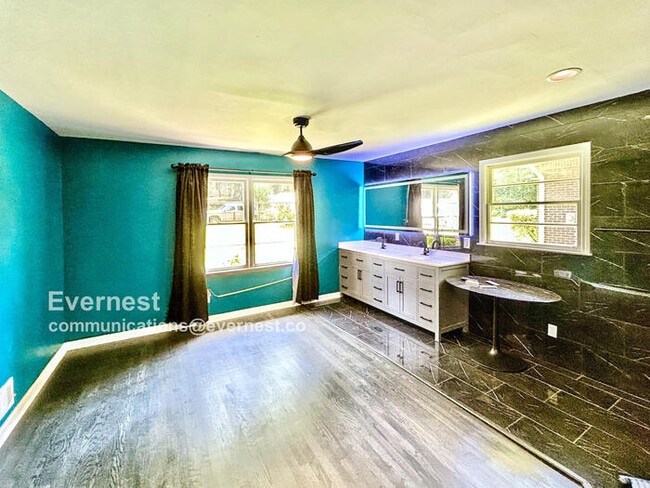 Building Photo - 1584 Camelot Cir