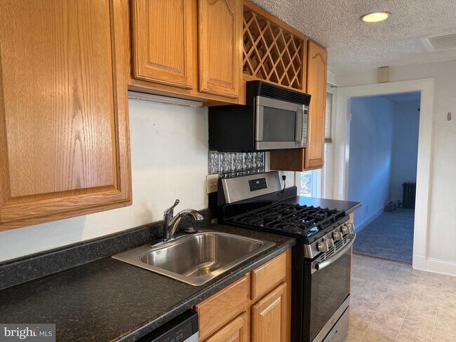 Building Photo - 15 Brewer Ave