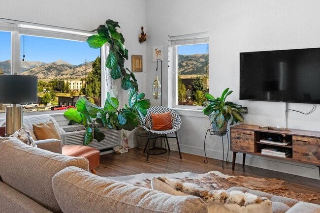 Building Photo - Top Floor-Gorgeous Unit Stunning Views-Luxury