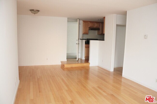 Building Photo - 1033 3rd St