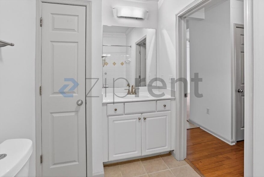 Building Photo - Unit
