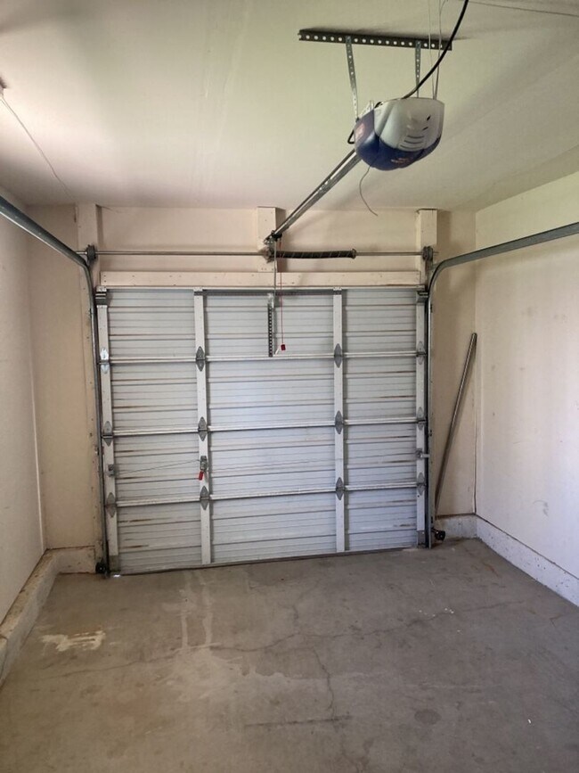 Building Photo - 3 bed, 1.5 bathroom - Two Story Twin Home