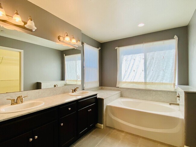 Building Photo - $2,395 Ashlan & Leonard, Beautiful 3 Bedroom - Buckingham Ave, Clovis