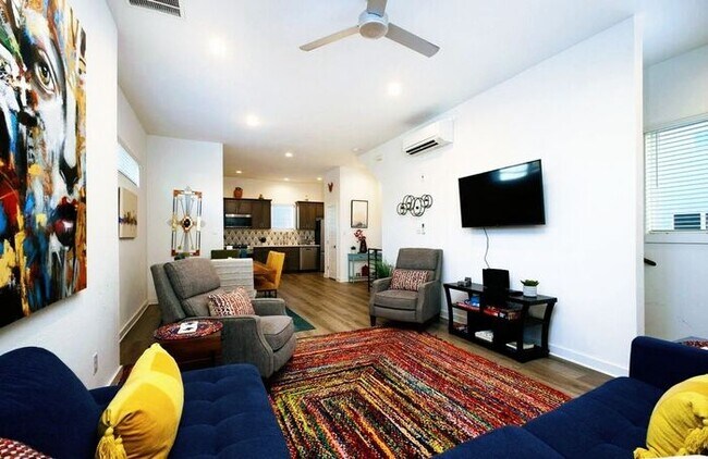 Building Photo - Location, Style, Fully Furnished