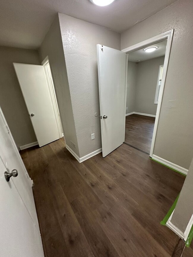 Building Photo - 4 bed 1 bath