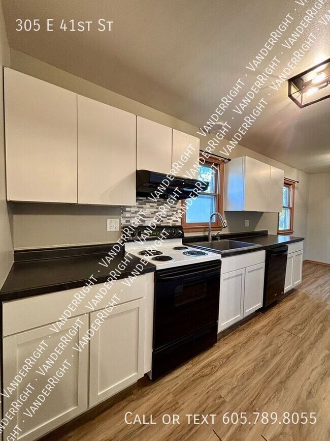 Building Photo - 305 E 41st St