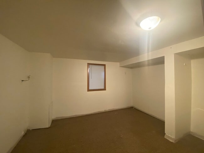 Building Photo - Spacious 3 bedroom, 1 bath duplex located in South Moorhead.