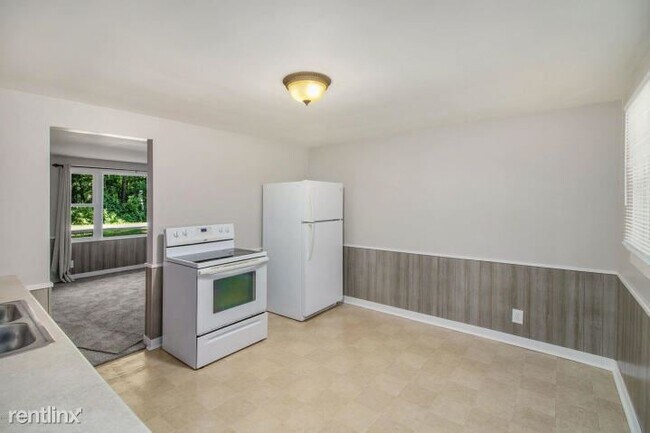 Building Photo - 2 br, 1 bath Duplex - 4214 Branch Ave