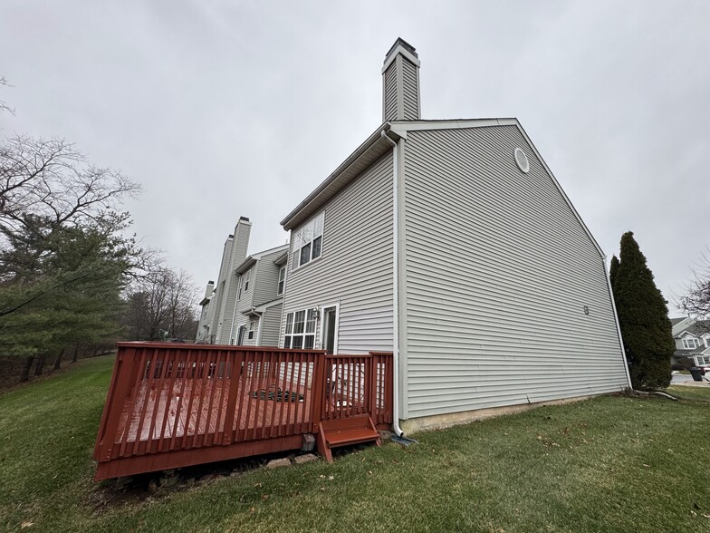 Building Photo - 700 Evergreen Ct