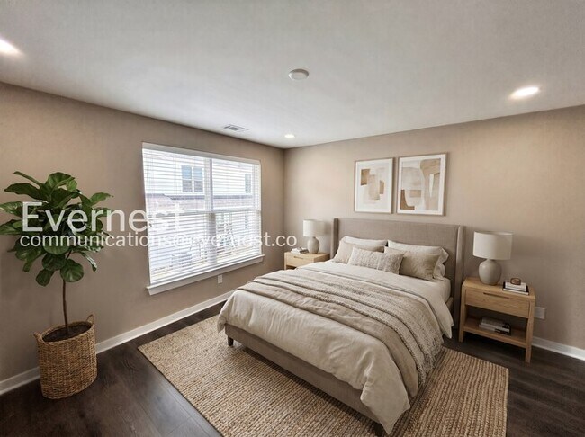 Building Photo - Limited Time Special Offer / 2 Bed/2.5 Bath Townhome with Off-Street Parking / Pet-Friendly / Ava...