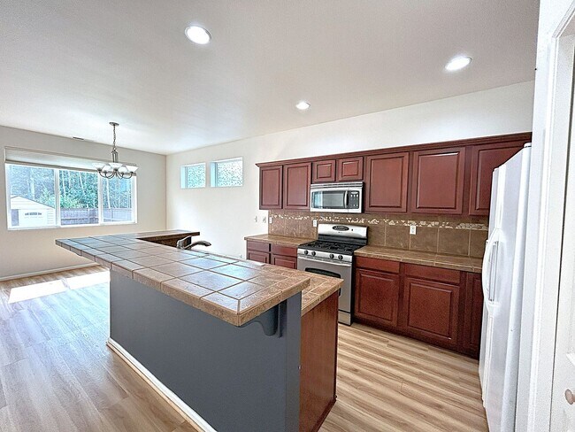 Building Photo - Beautifully appointed 4-Bedroom 2-bathroom...