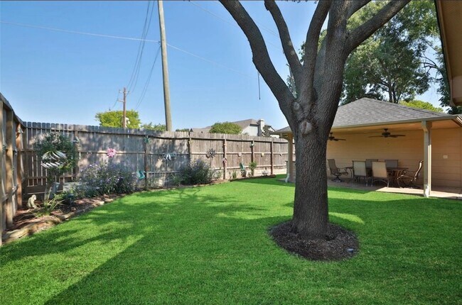 Building Photo - 2206 Hickory Lawn Dr