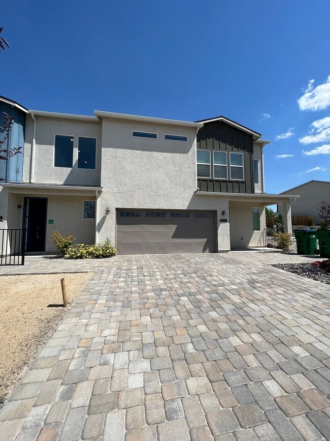 Building Photo - Gorgeous 2 Story, 3 Bed/2.5 Bath Townhouse with 2 Car Garage in Gated Community