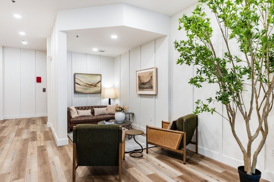 Building Photo - Queen Anne Collection