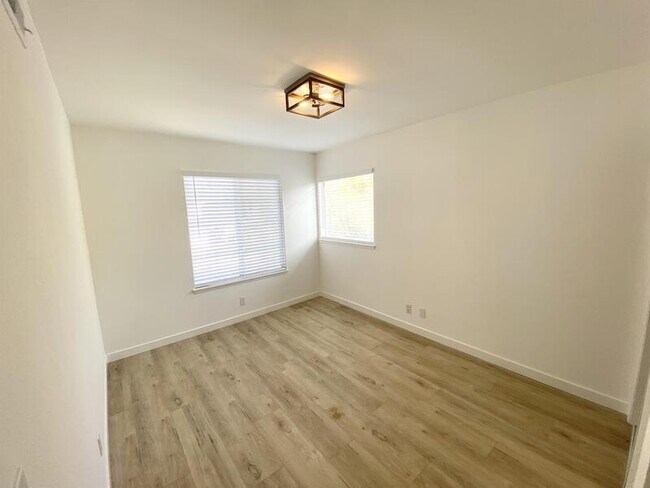 Building Photo - 1847 Lotus Ct