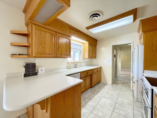 Building Photo - COMING SOON! AMAZING 3 Bedroom 3 Bathroom ...