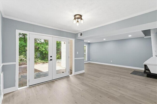 Building Photo - 2696 Greentree Dr SE