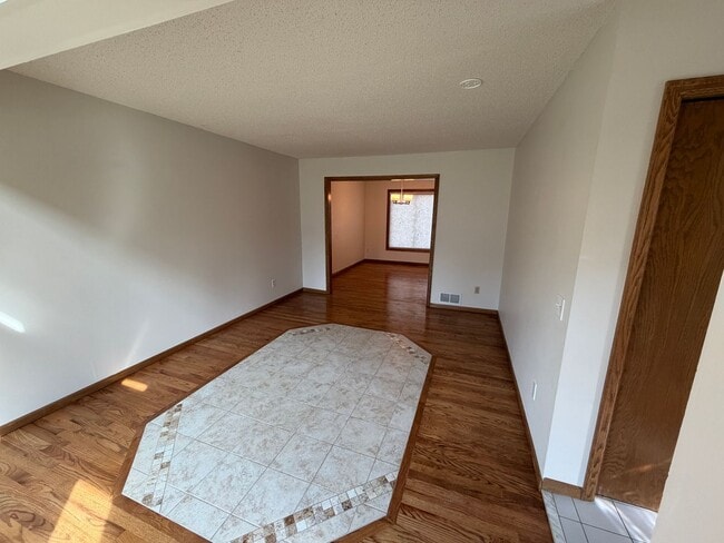 Building Photo - Beautiful 5 Bedroom 3 Bath Home for Rent in Lakeville!! Available NOW!