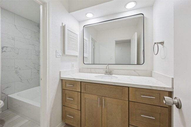 Building Photo - 705 Harold St