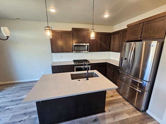 Building Photo - 1400 Dahlia St