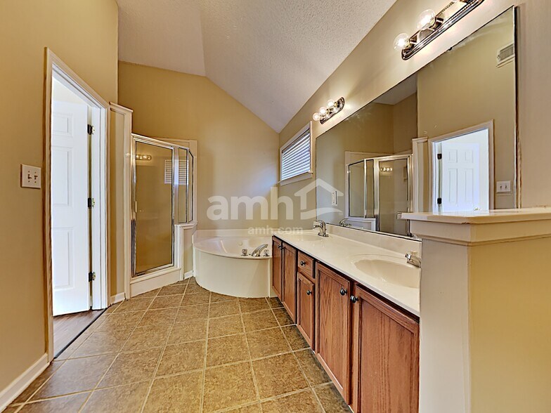 Building Photo - 11215 Wolf Woods Dr