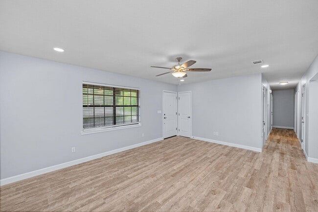 Building Photo - 391 Iowa St