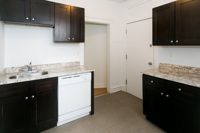 Kitchen - 5411-5421 S. Ellis Avenue