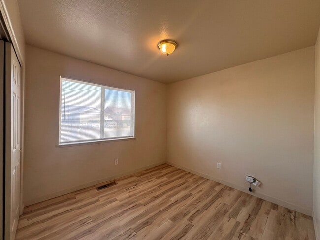 Building Photo - Cute 3 bedroom home Located in Donner Trails