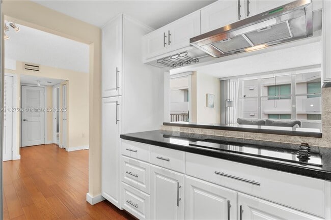 Building Photo - 9440 W Bay Harbor Dr