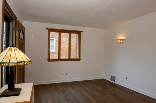 Building Photo - 713 Overhill Dr