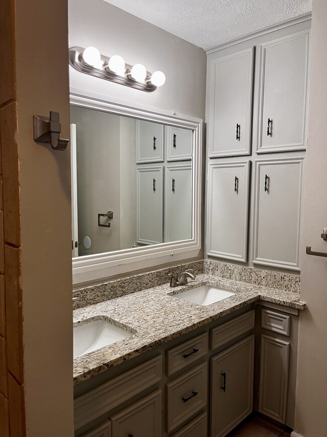 Building Photo - 1010 Holt St