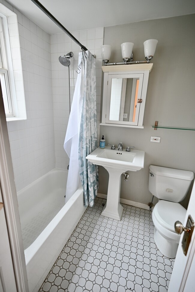 Building Photo - 1113 W Lill Ave