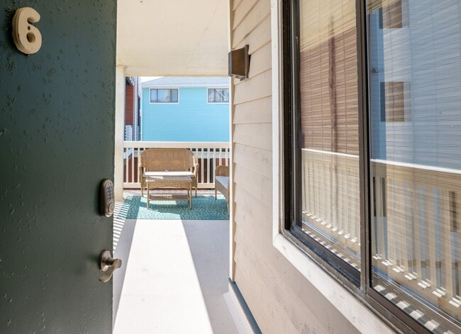 Building Photo - Salty Hammocks A6 @ 1411 S Lake Park Blvd