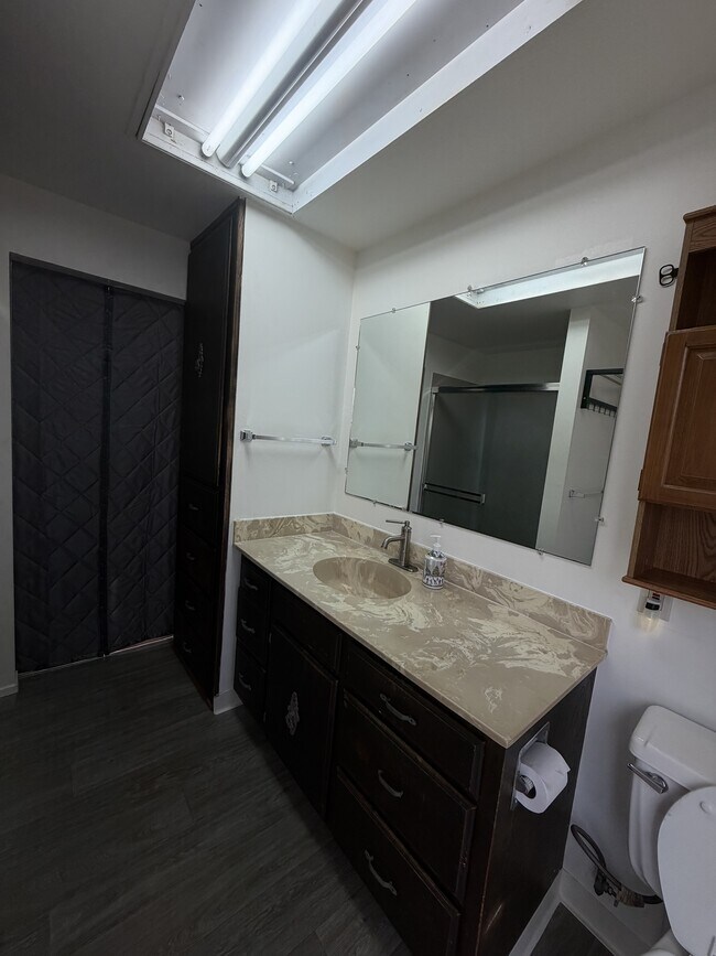 Building Photo - 913 Clover Dr