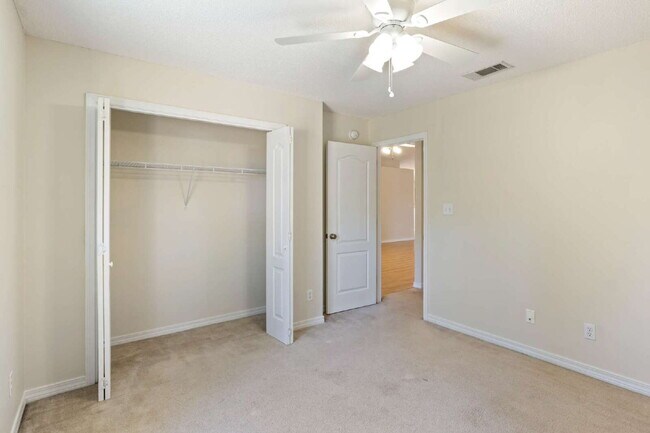 Building Photo - 4 bedroom 2 bathroom home in SW Pensacola ...