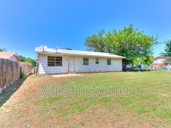 Building Photo - 8814 NE 13th St