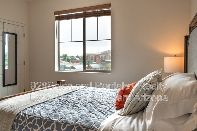 Building Photo - 207 S Beaver St