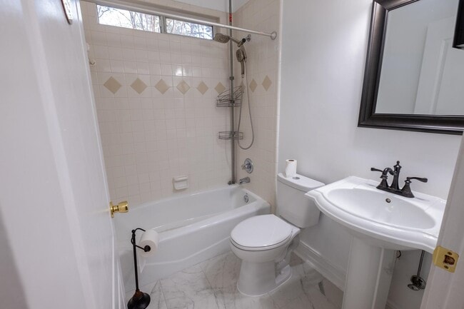 Building Photo - 3510 Gardenview Way