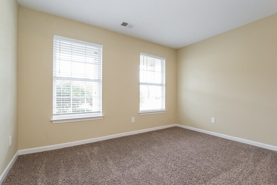 Building Photo - 3747 Rosebud Park Dr