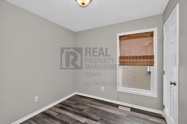 Building Photo - 1229 E 18th St