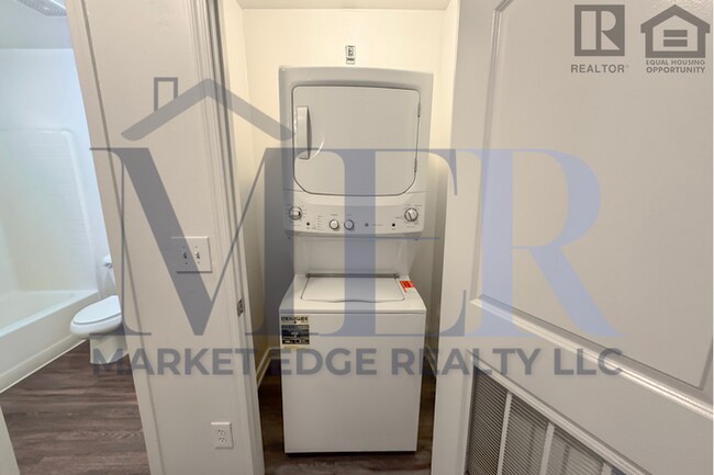 Building Photo - 3Bed/2.5Bath Townhouse at 24th St/Thomas! Ready for Immediate Move-In!