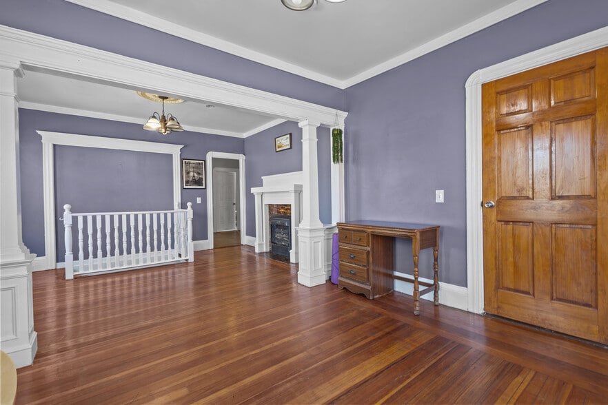 Building Photo - 10 Bainbridge Ave