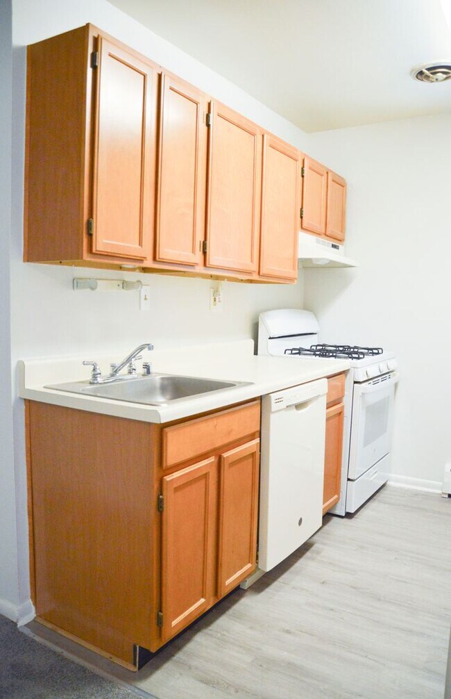 Building Photo - !!Spacious 2 Bedroom 1 bath apartment!!