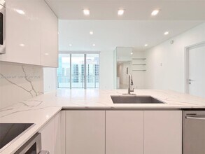 Building Photo - 1300 Brickell Bay Dr