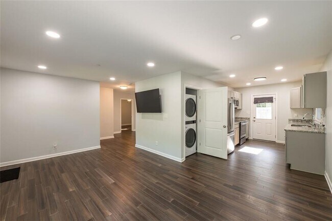 Building Photo - 3079 Cloverhurst Dr