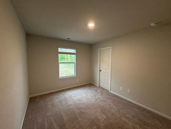 Building Photo - Charming 3-Bedroom Home with Convenient Lo...