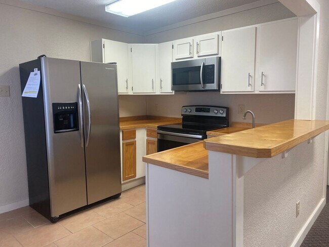 Building Photo - 2 BEDROOM